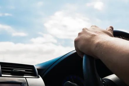 7 Cara Menyetir Mobil Kopling dengan Halus, Ini Tekniknya!