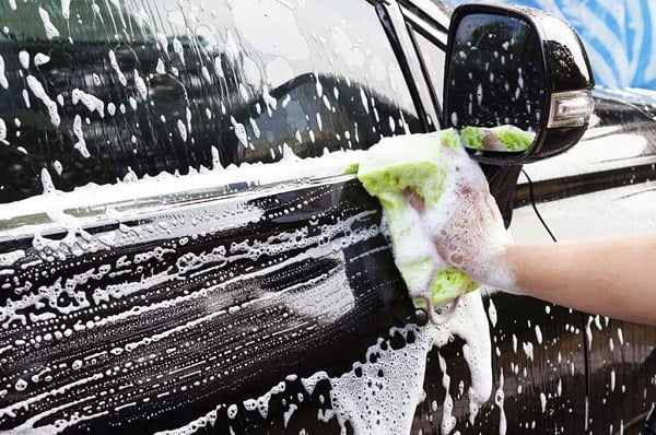 mencuci mobil kesayangan