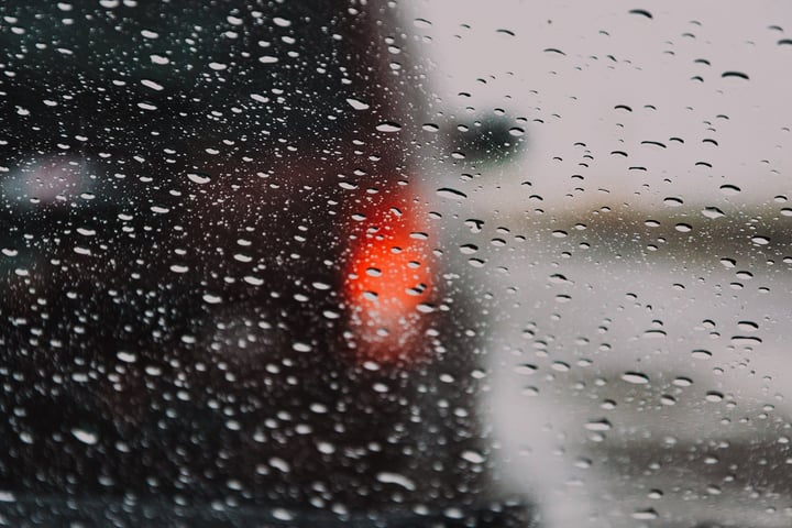 mengatasi kaca mobil yang mengembun saat hujan